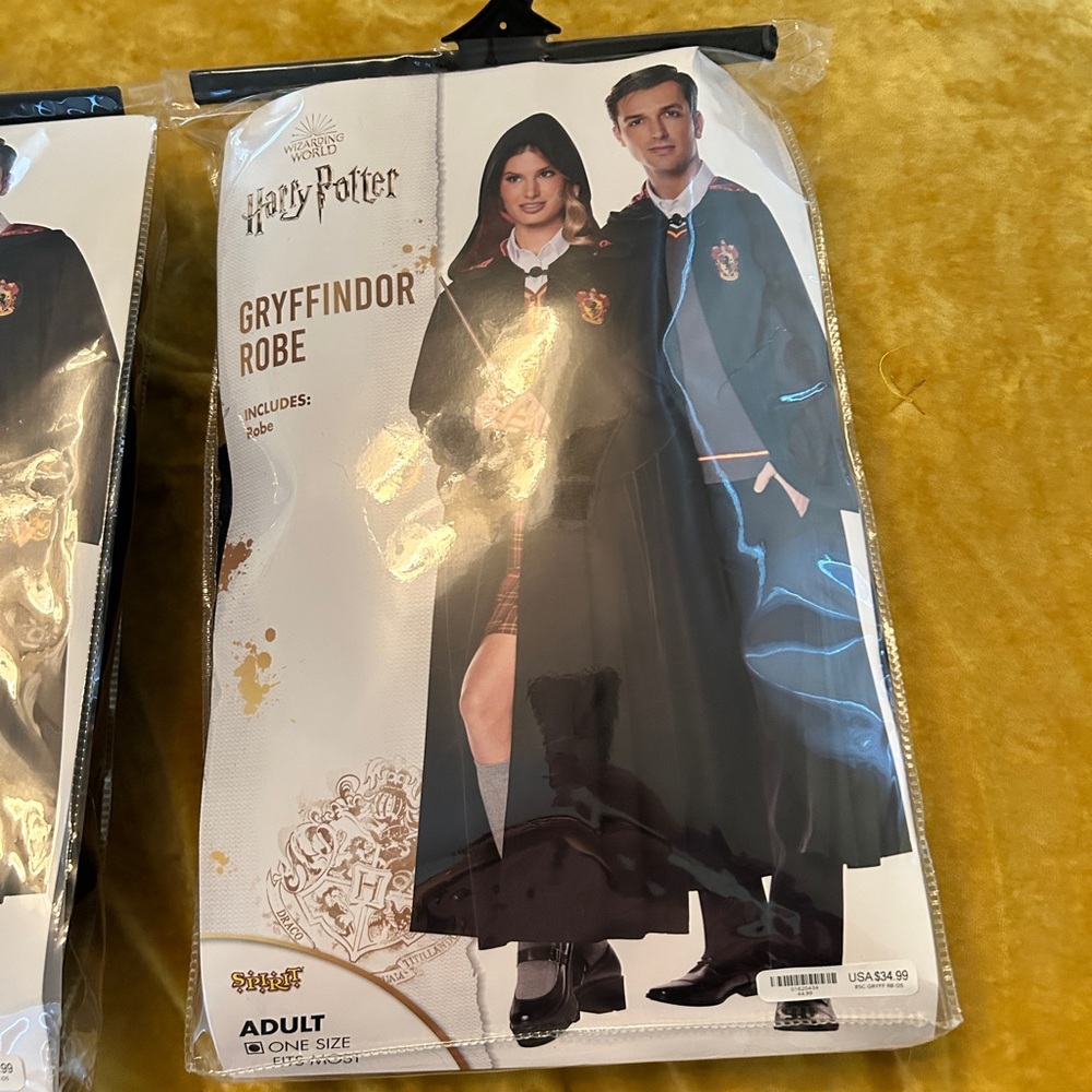 Harry Potter Gryffindor robe
￼
